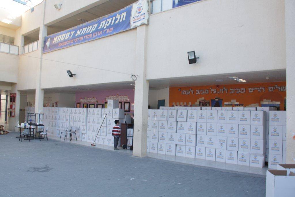 לקראת פסח: מאות סלי מזון חולקו באלעד