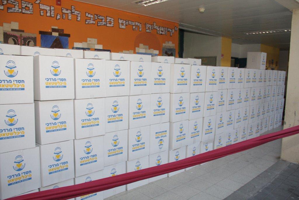 לקראת פסח: מאות סלי מזון חולקו באלעד