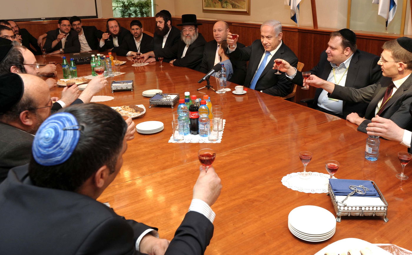 נתניהו הרים כוסית עם העיתונאים החרדים; סירב להשיב לשאלות