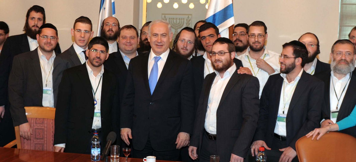 נתניהו הרים כוסית עם העיתונאים החרדים; סירב להשיב לשאלות