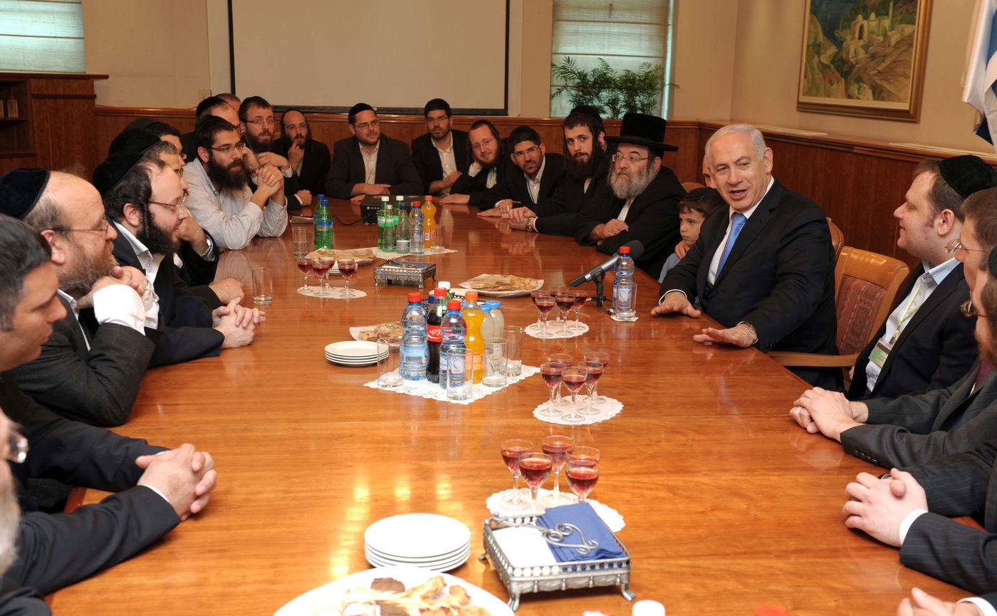 נתניהו הרים כוסית עם העיתונאים החרדים; סירב להשיב לשאלות