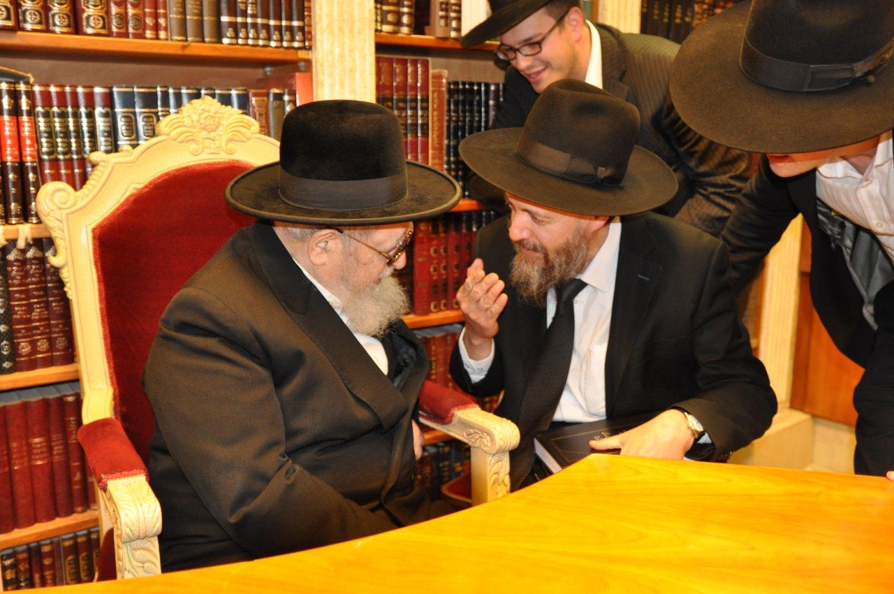 הרב עובדיה יוסף: "עדכנו אותי במצבו של הרב אלישיב"