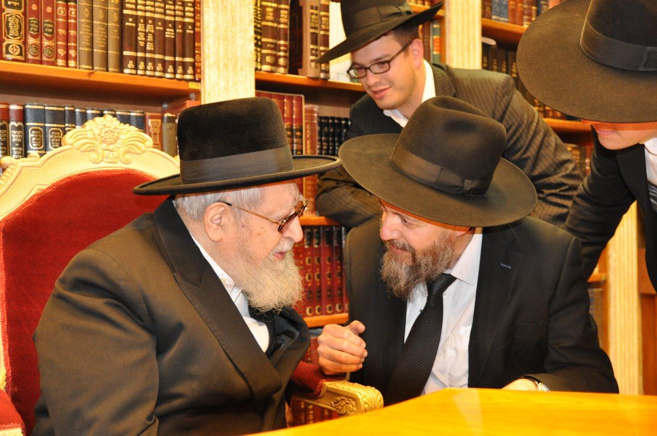 הרב עובדיה יוסף: "עדכנו אותי במצבו של הרב אלישיב"