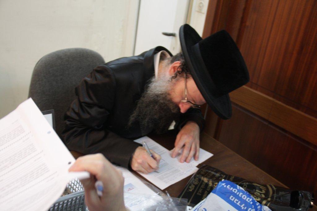 "להוי הפקר כעפרא דארעא": צפו בשריפת החמץ בבני-ברק