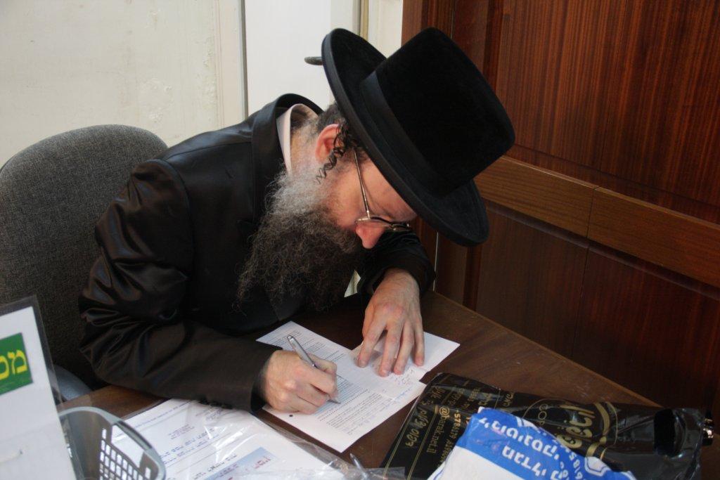 "להוי הפקר כעפרא דארעא": צפו בשריפת החמץ בבני-ברק