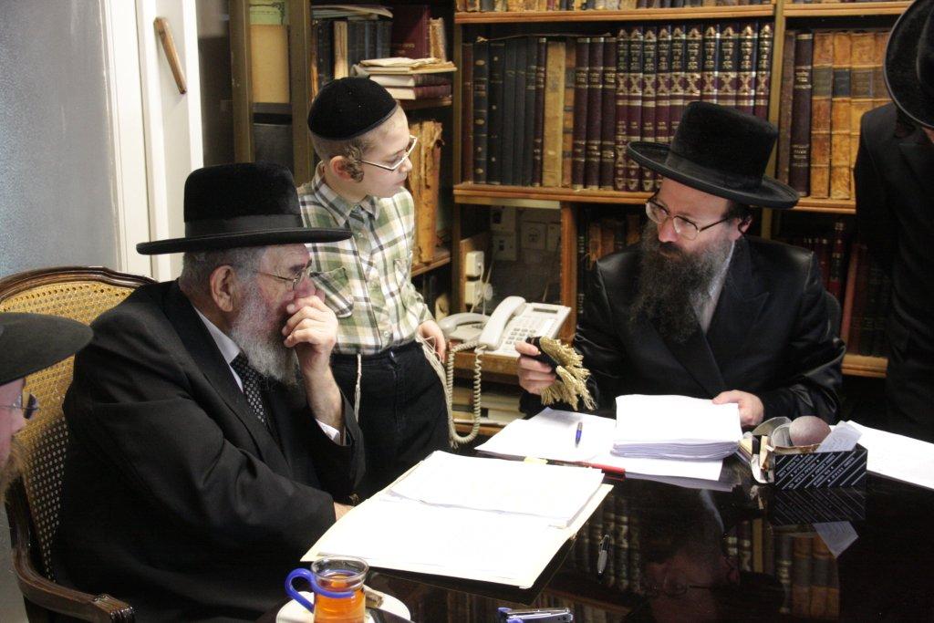 "להוי הפקר כעפרא דארעא": צפו בשריפת החמץ בבני-ברק