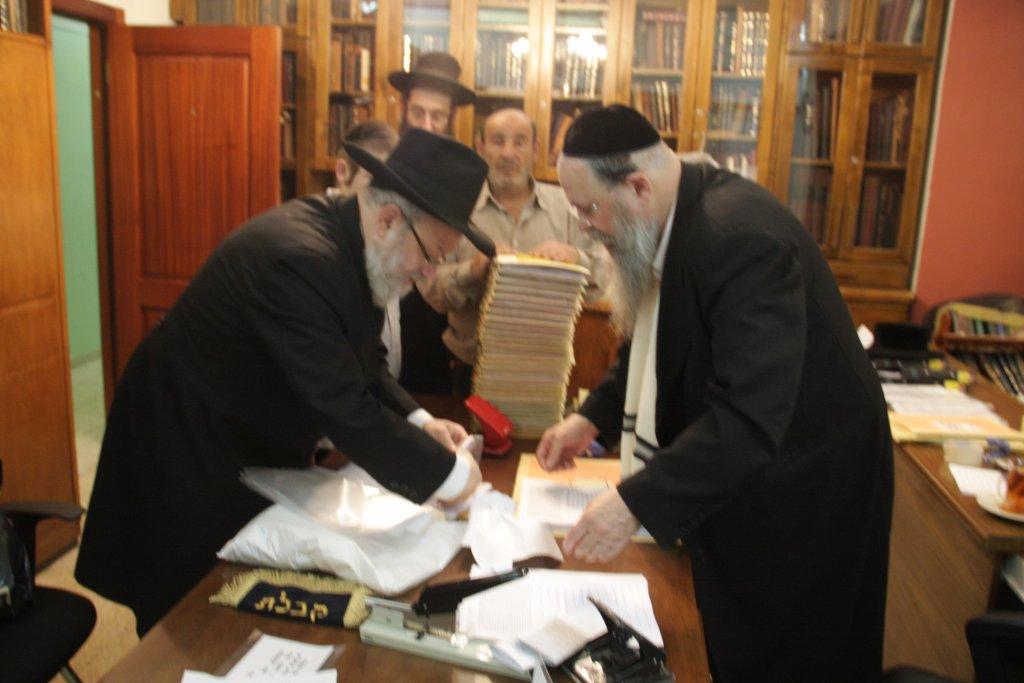 "להוי הפקר כעפרא דארעא": צפו בשריפת החמץ בבני-ברק