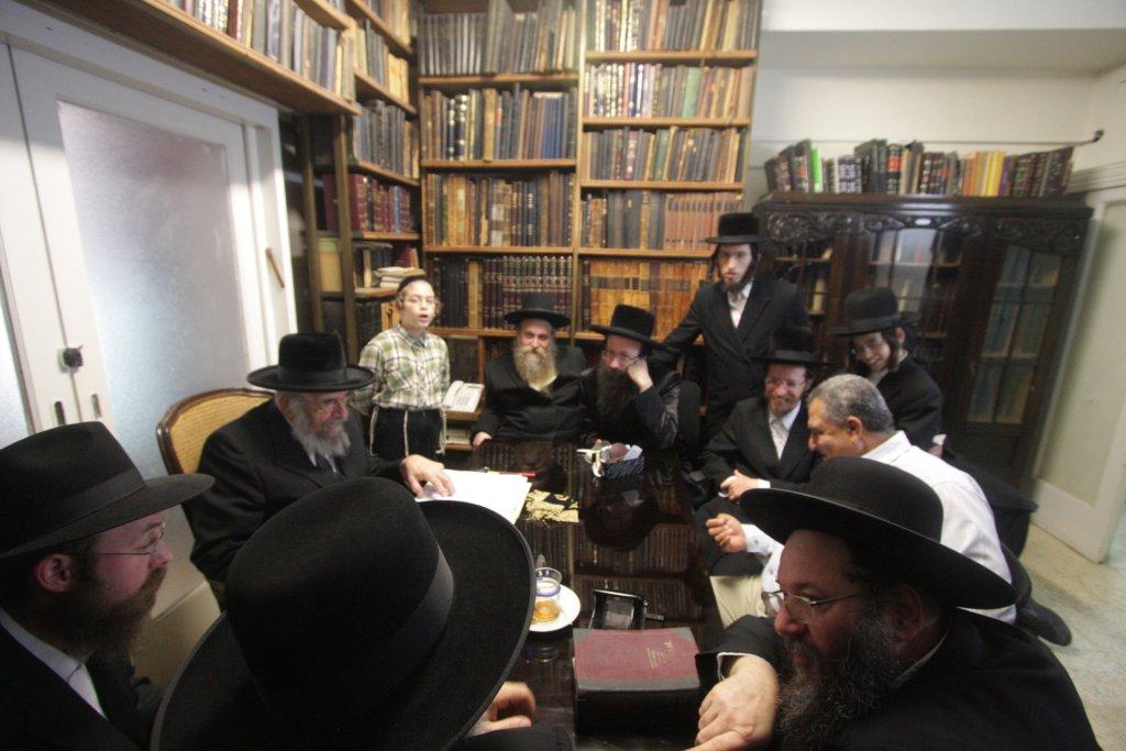 "להוי הפקר כעפרא דארעא": צפו בשריפת החמץ בבני-ברק