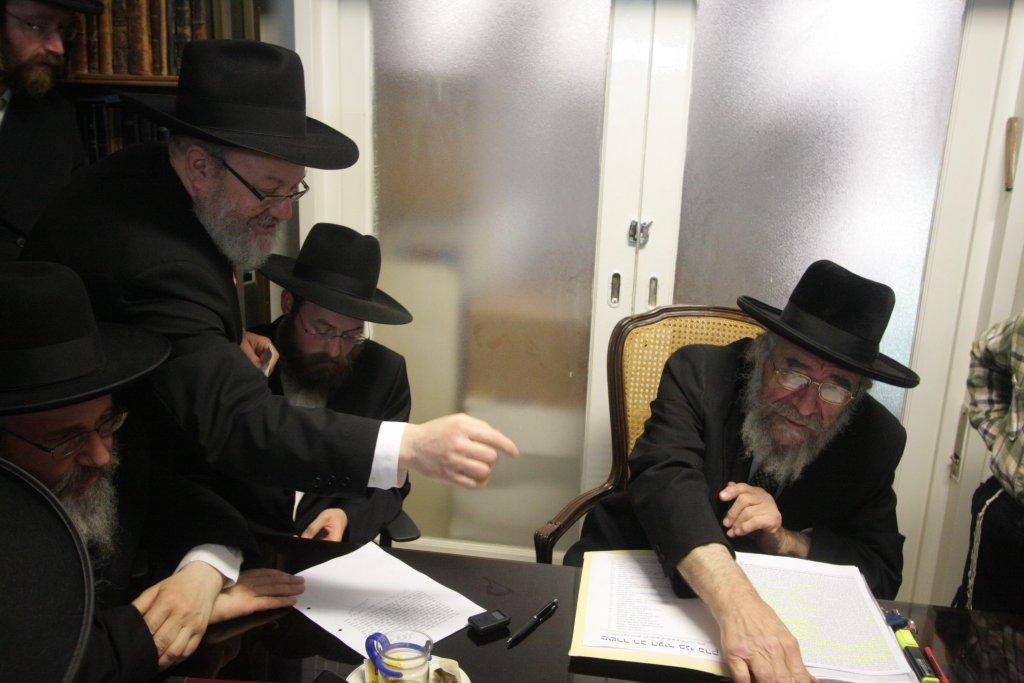 "להוי הפקר כעפרא דארעא": צפו בשריפת החמץ בבני-ברק