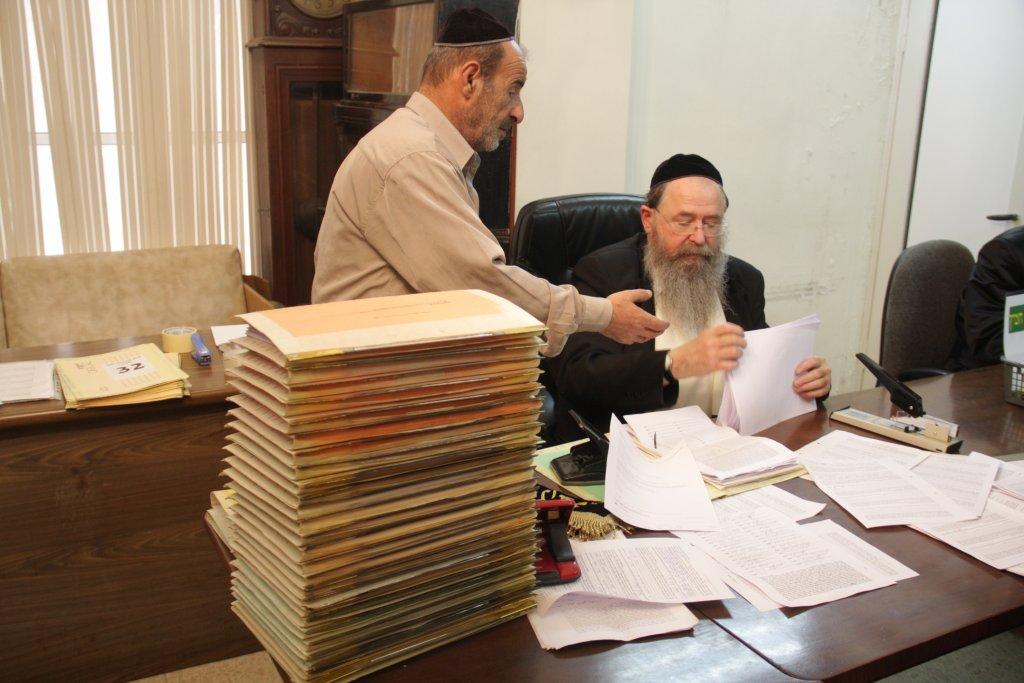 "להוי הפקר כעפרא דארעא": צפו בשריפת החמץ בבני-ברק