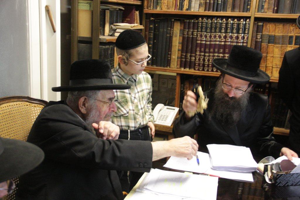 "להוי הפקר כעפרא דארעא": צפו בשריפת החמץ בבני-ברק