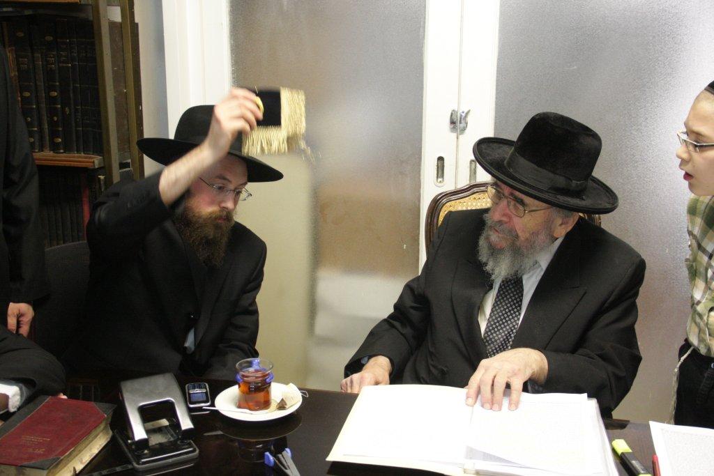 "להוי הפקר כעפרא דארעא": צפו בשריפת החמץ בבני-ברק