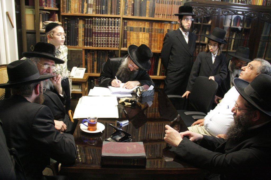 "להוי הפקר כעפרא דארעא": צפו בשריפת החמץ בבני-ברק