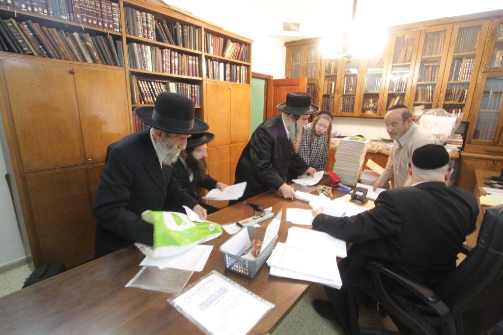 "להוי הפקר כעפרא דארעא": צפו בשריפת החמץ בבני-ברק