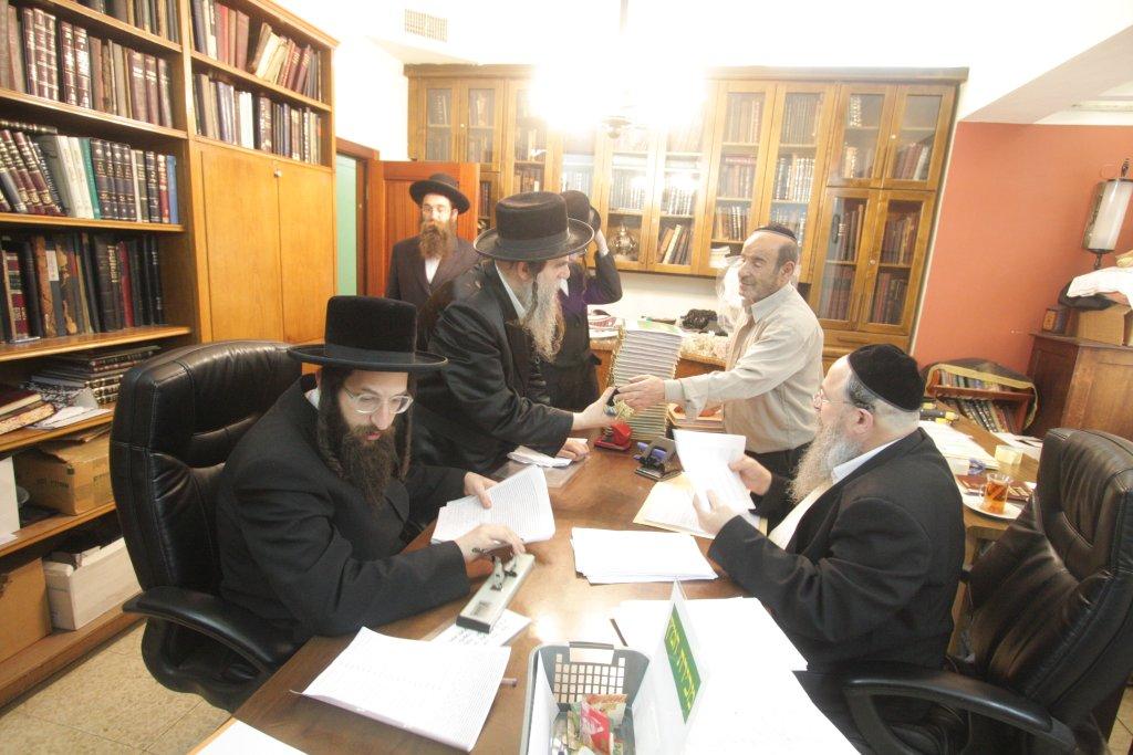 "להוי הפקר כעפרא דארעא": צפו בשריפת החמץ בבני-ברק