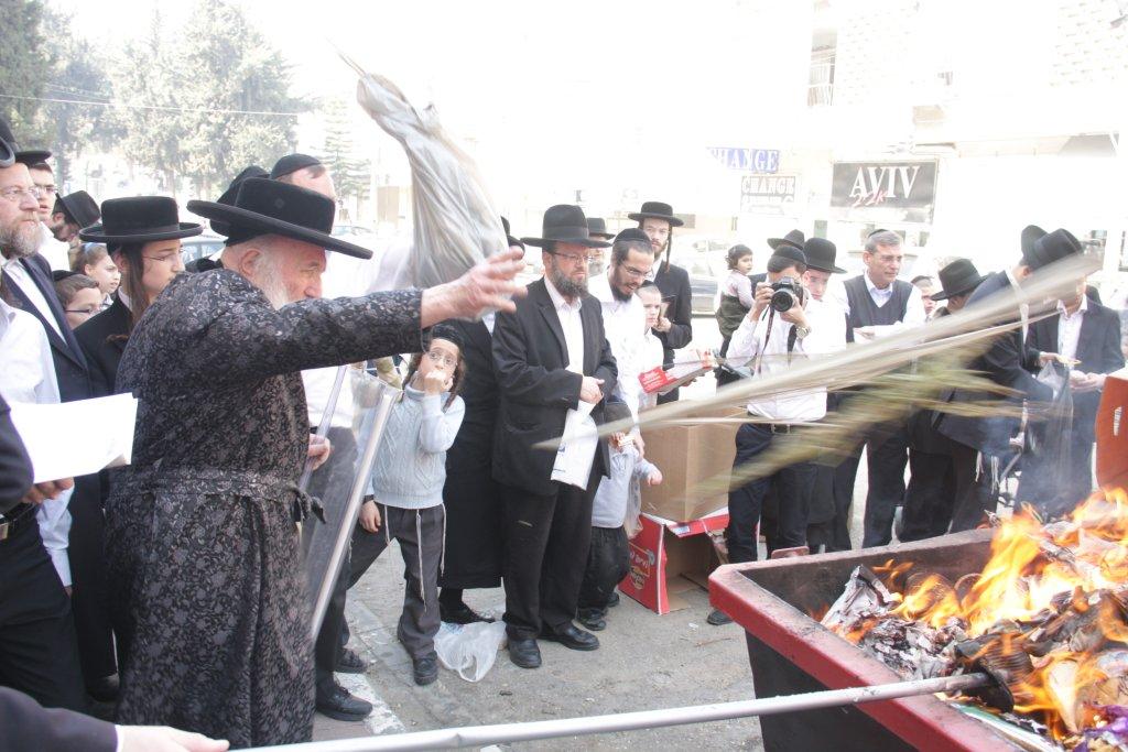 "להוי הפקר כעפרא דארעא": צפו בשריפת החמץ בבני-ברק
