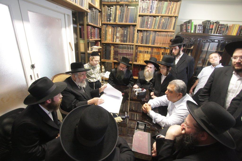 "להוי הפקר כעפרא דארעא": צפו בשריפת החמץ בבני-ברק