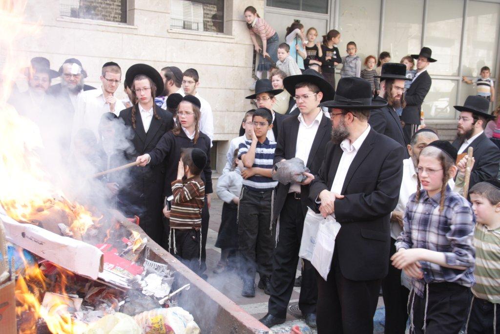 "להוי הפקר כעפרא דארעא": צפו בשריפת החמץ בבני-ברק