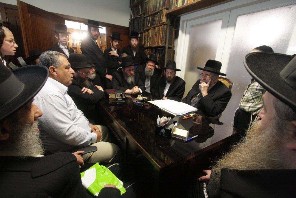 "להוי הפקר כעפרא דארעא": צפו בשריפת החמץ בבני-ברק