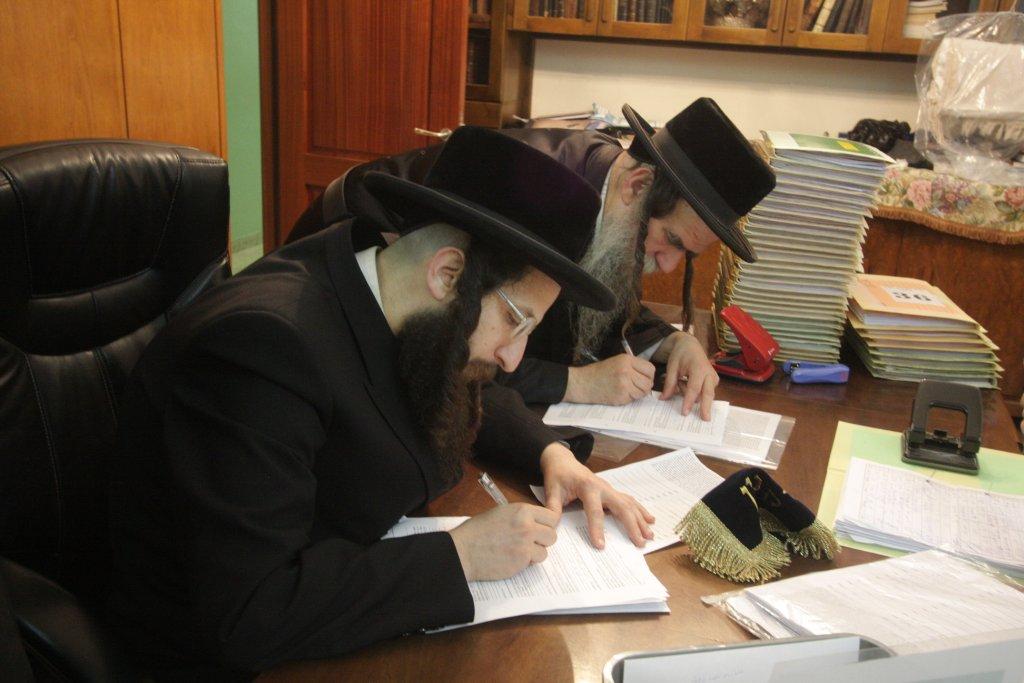 "להוי הפקר כעפרא דארעא": צפו בשריפת החמץ בבני-ברק