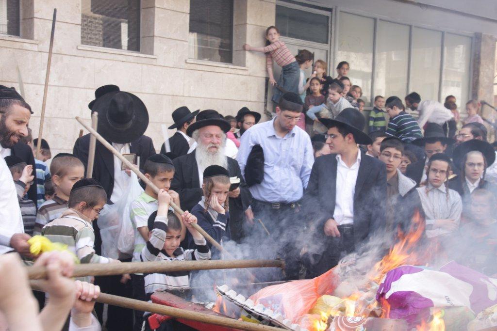 "להוי הפקר כעפרא דארעא": צפו בשריפת החמץ בבני-ברק
