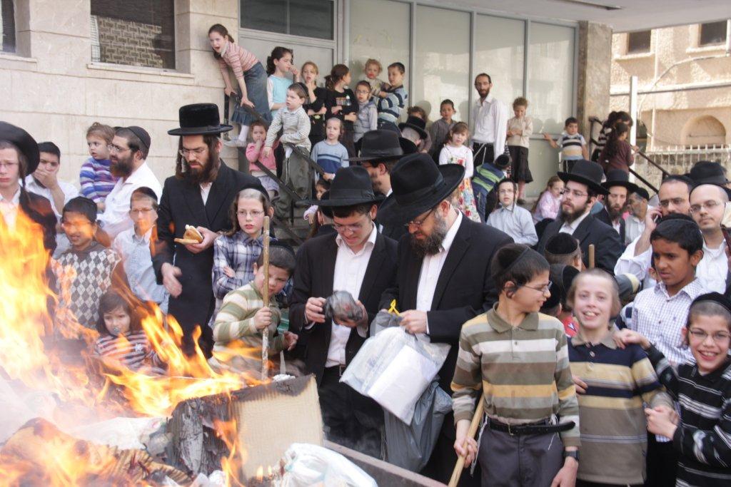 "להוי הפקר כעפרא דארעא": צפו בשריפת החמץ בבני-ברק