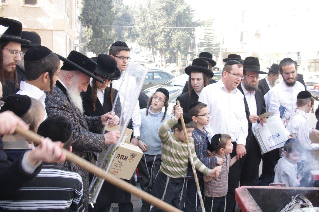 "להוי הפקר כעפרא דארעא": צפו בשריפת החמץ בבני-ברק