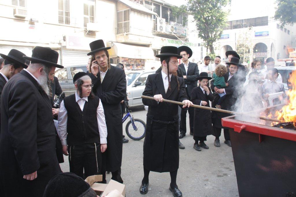 "להוי הפקר כעפרא דארעא": צפו בשריפת החמץ בבני-ברק
