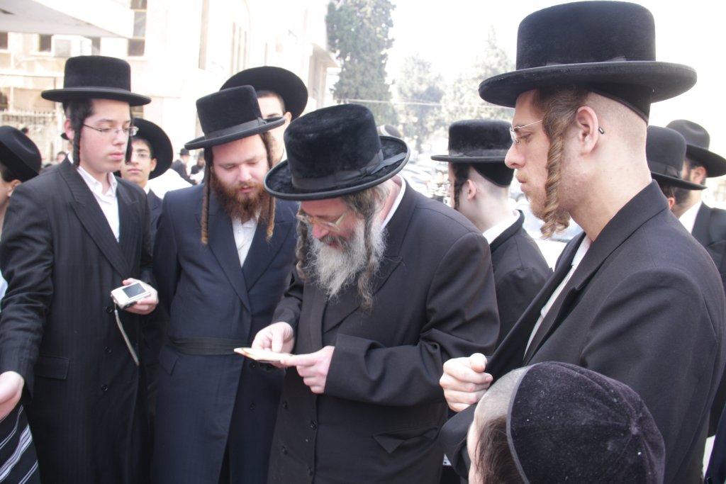 "להוי הפקר כעפרא דארעא": צפו בשריפת החמץ בבני-ברק