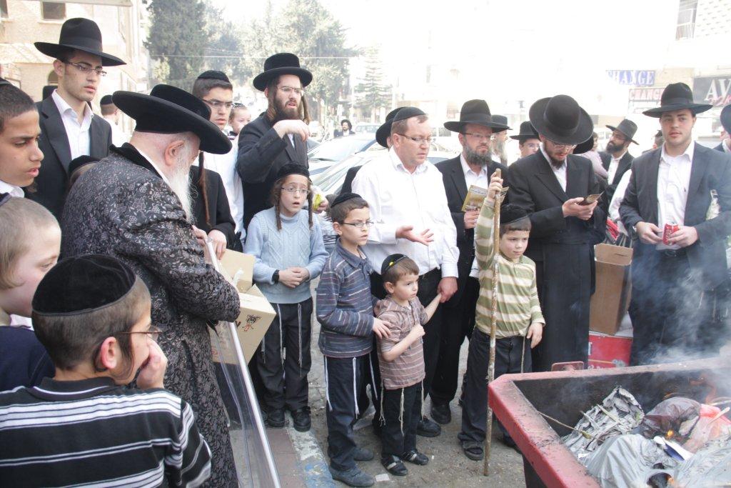 "להוי הפקר כעפרא דארעא": צפו בשריפת החמץ בבני-ברק