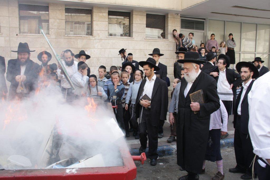 "להוי הפקר כעפרא דארעא": צפו בשריפת החמץ בבני-ברק
