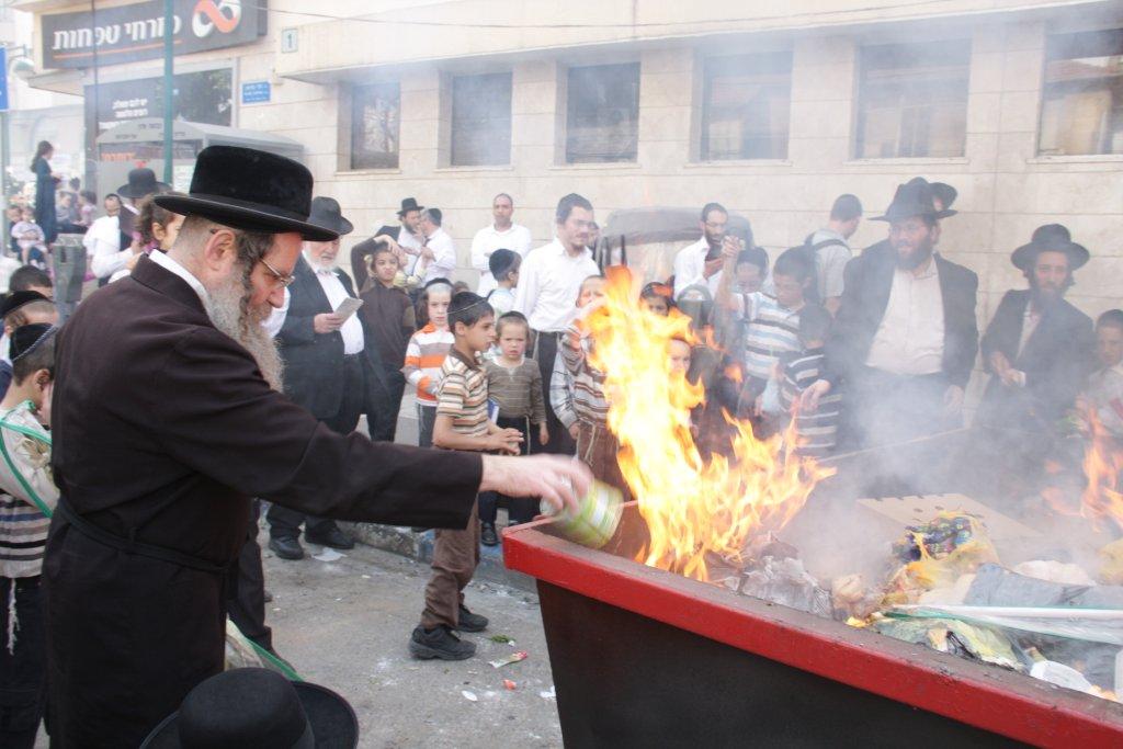 "להוי הפקר כעפרא דארעא": צפו בשריפת החמץ בבני-ברק