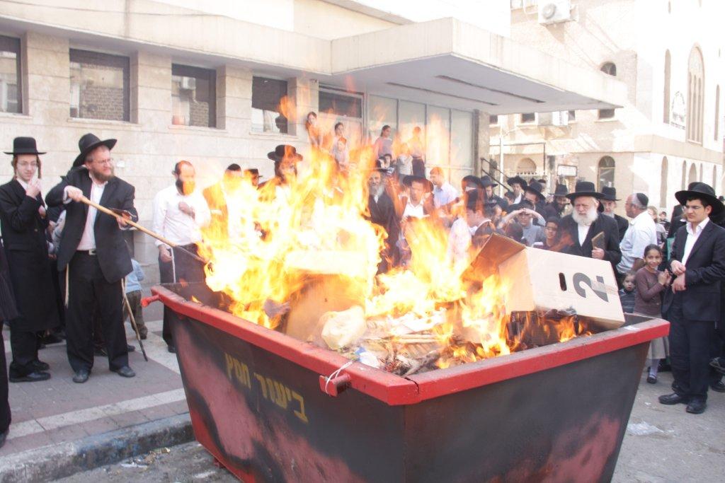 "להוי הפקר כעפרא דארעא": צפו בשריפת החמץ בבני-ברק