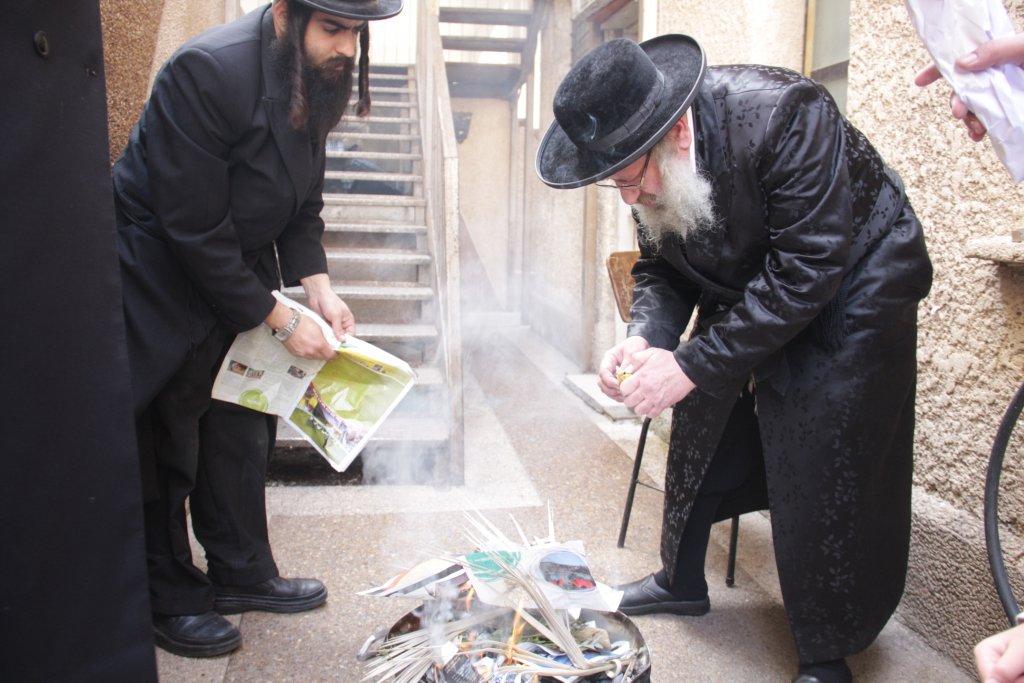 "להוי הפקר כעפרא דארעא": צפו בשריפת החמץ בבני-ברק