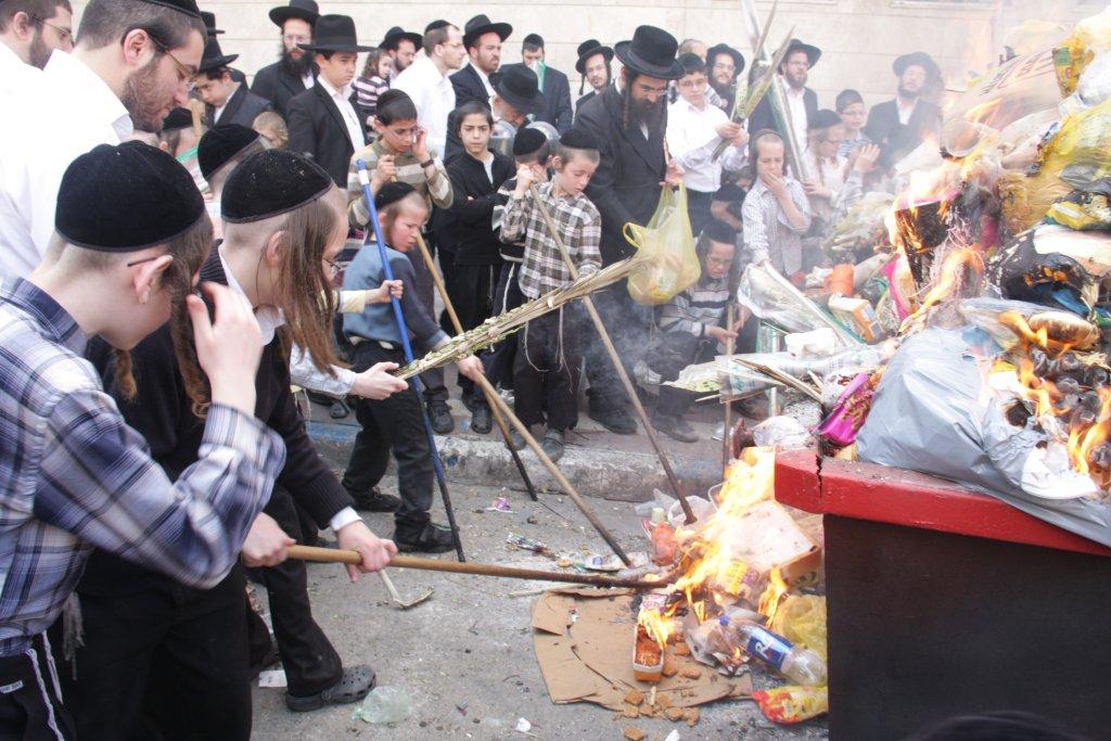 "להוי הפקר כעפרא דארעא": צפו בשריפת החמץ בבני-ברק
