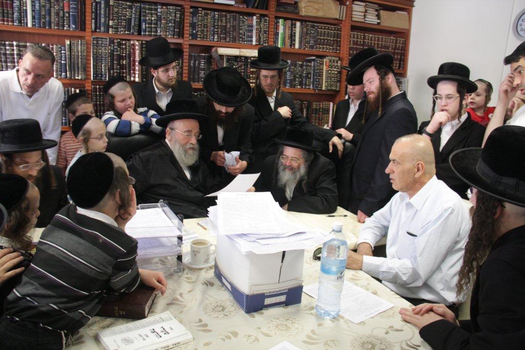 "להוי הפקר כעפרא דארעא": צפו בשריפת החמץ בבני-ברק