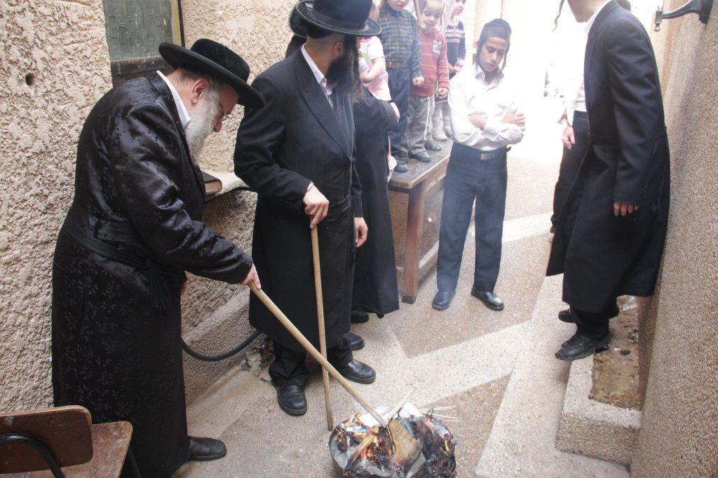 "להוי הפקר כעפרא דארעא": צפו בשריפת החמץ בבני-ברק