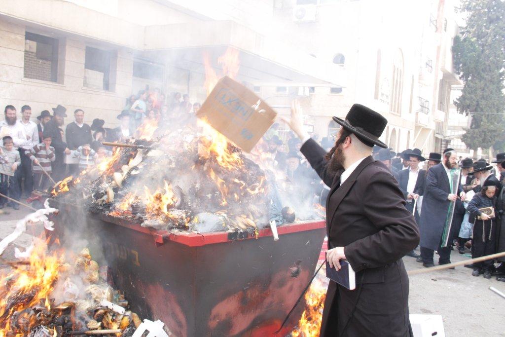"להוי הפקר כעפרא דארעא": צפו בשריפת החמץ בבני-ברק