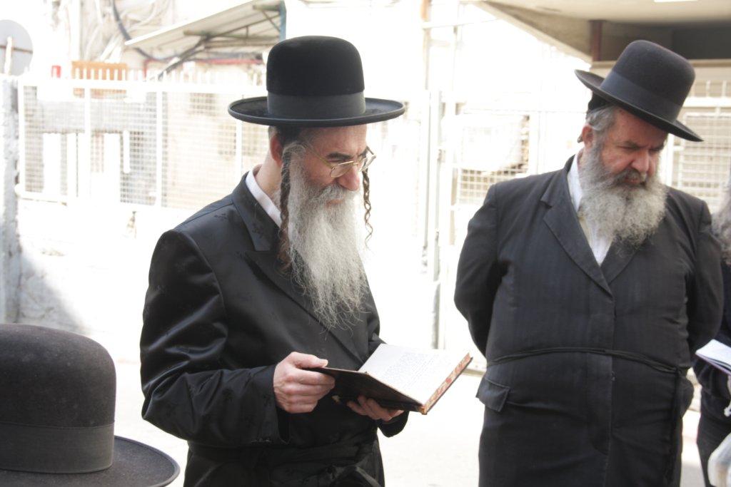 "להוי הפקר כעפרא דארעא": צפו בשריפת החמץ בבני-ברק