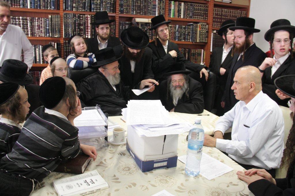 "להוי הפקר כעפרא דארעא": צפו בשריפת החמץ בבני-ברק