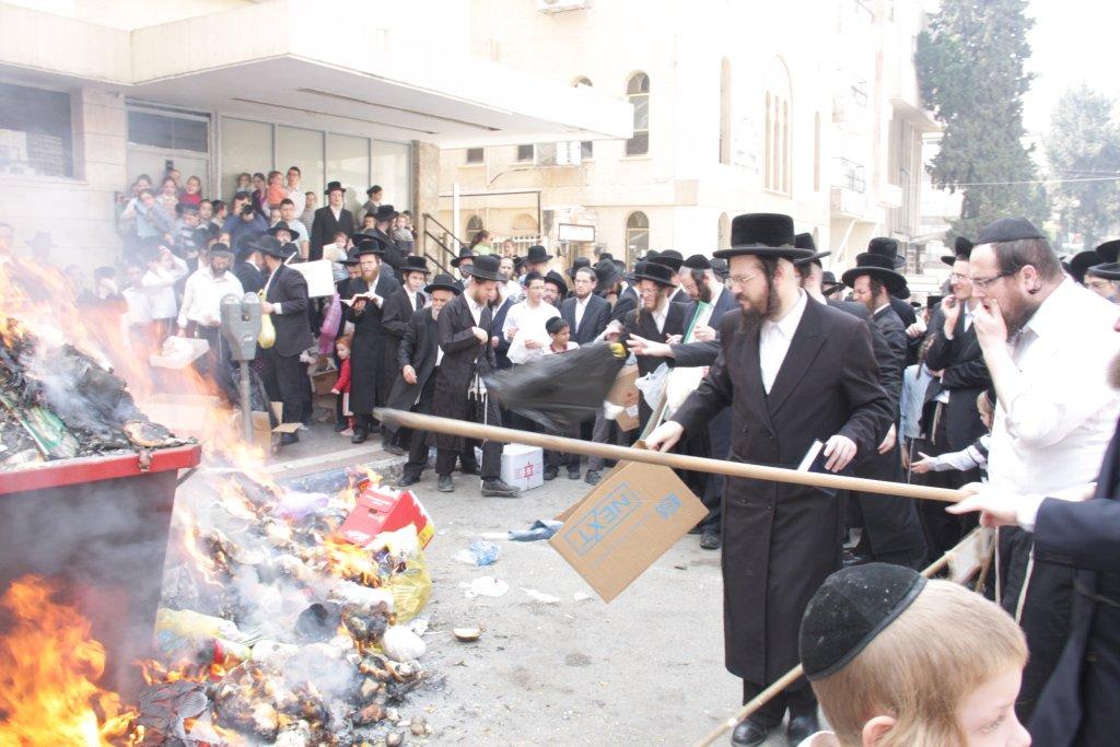"להוי הפקר כעפרא דארעא": צפו בשריפת החמץ בבני-ברק