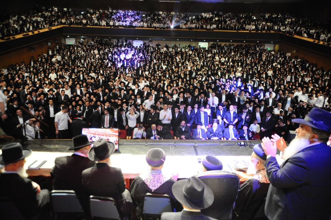 מרן הרב עובדיה יוסף נכנס, אלפים הריעו למעלה משעה
