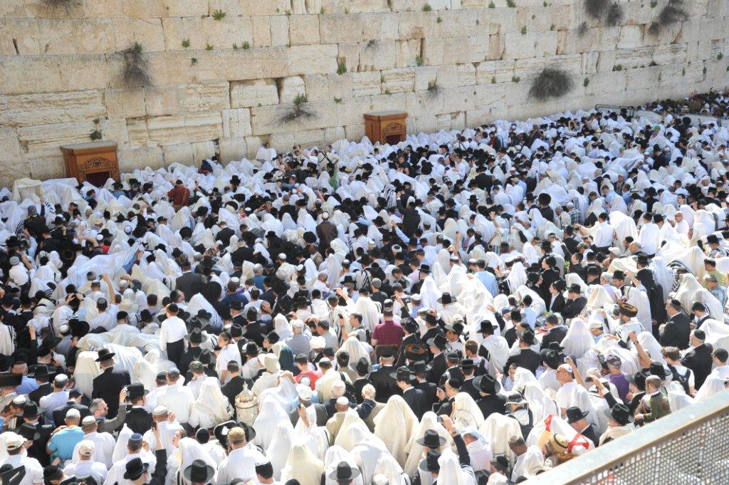 70 אלף איש, מאות כהנים, ושריד אחד לבית המקדש