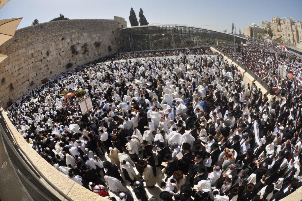 70 אלף איש, מאות כהנים, ושריד אחד לבית המקדש