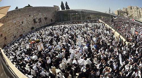 70 אלף איש, מאות כהנים, ושריד אחד לבית המקדש