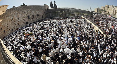 70 אלף איש, מאות כהנים, ושריד אחד לבית המקדש