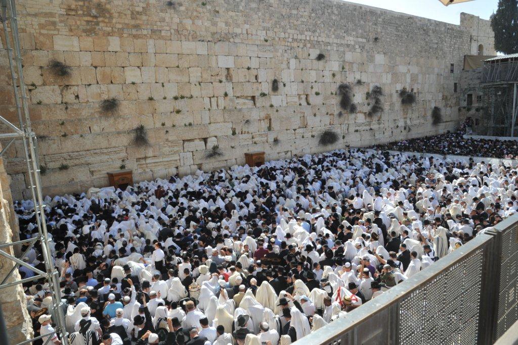 70 אלף איש, מאות כהנים, ושריד אחד לבית המקדש