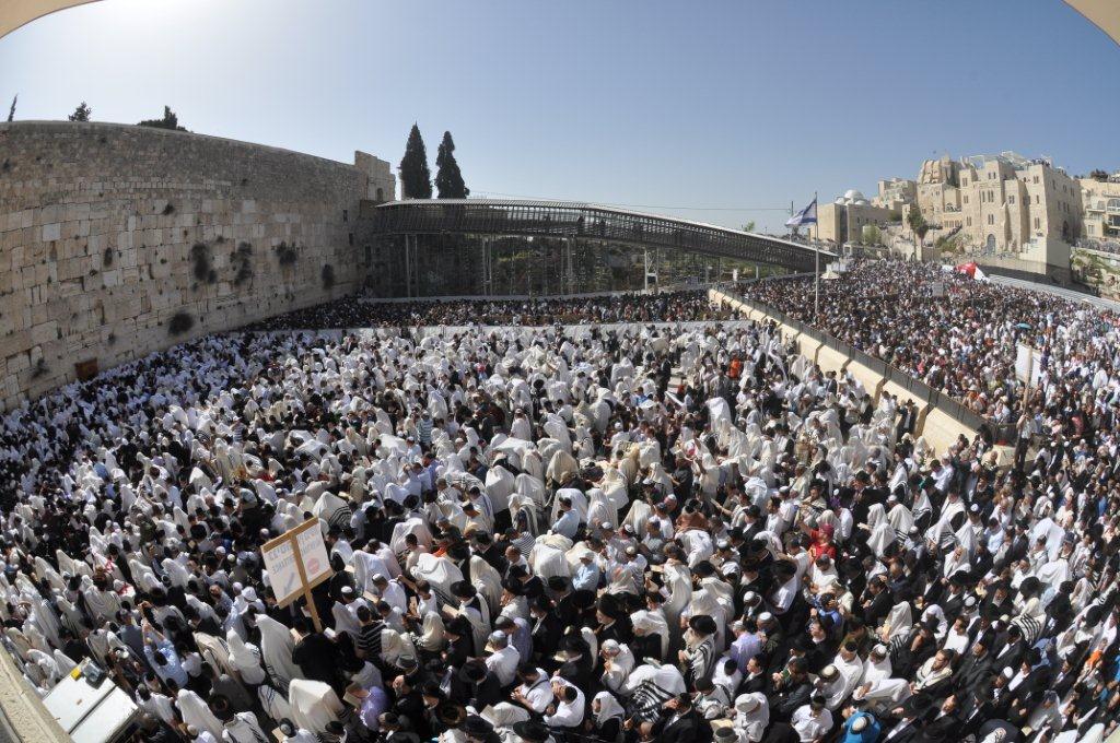 70 אלף איש, מאות כהנים, ושריד אחד לבית המקדש