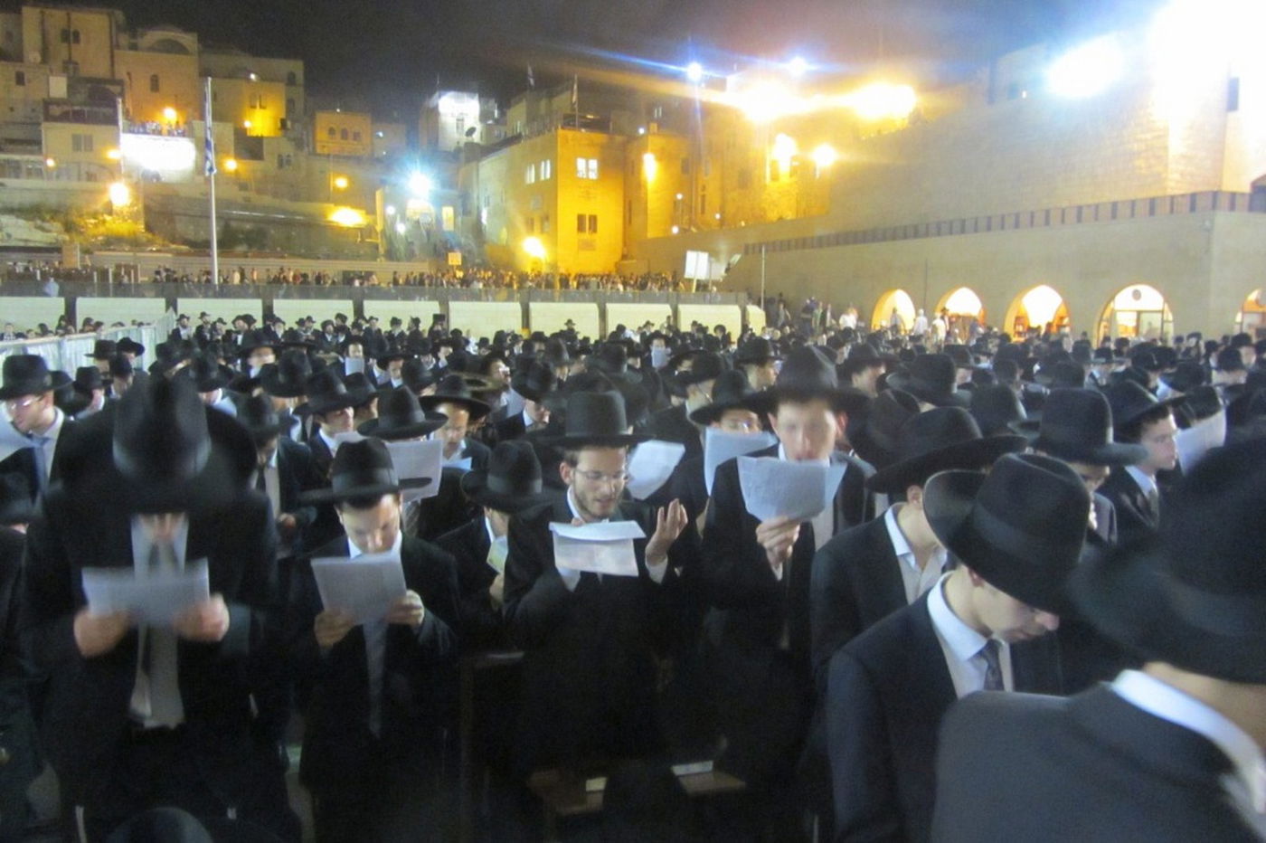 פוניבז' מתפללת לרפואת בחור חולה