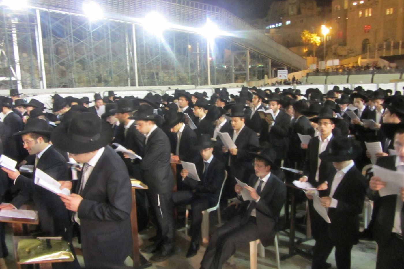 פוניבז' מתפללת לרפואת בחור חולה